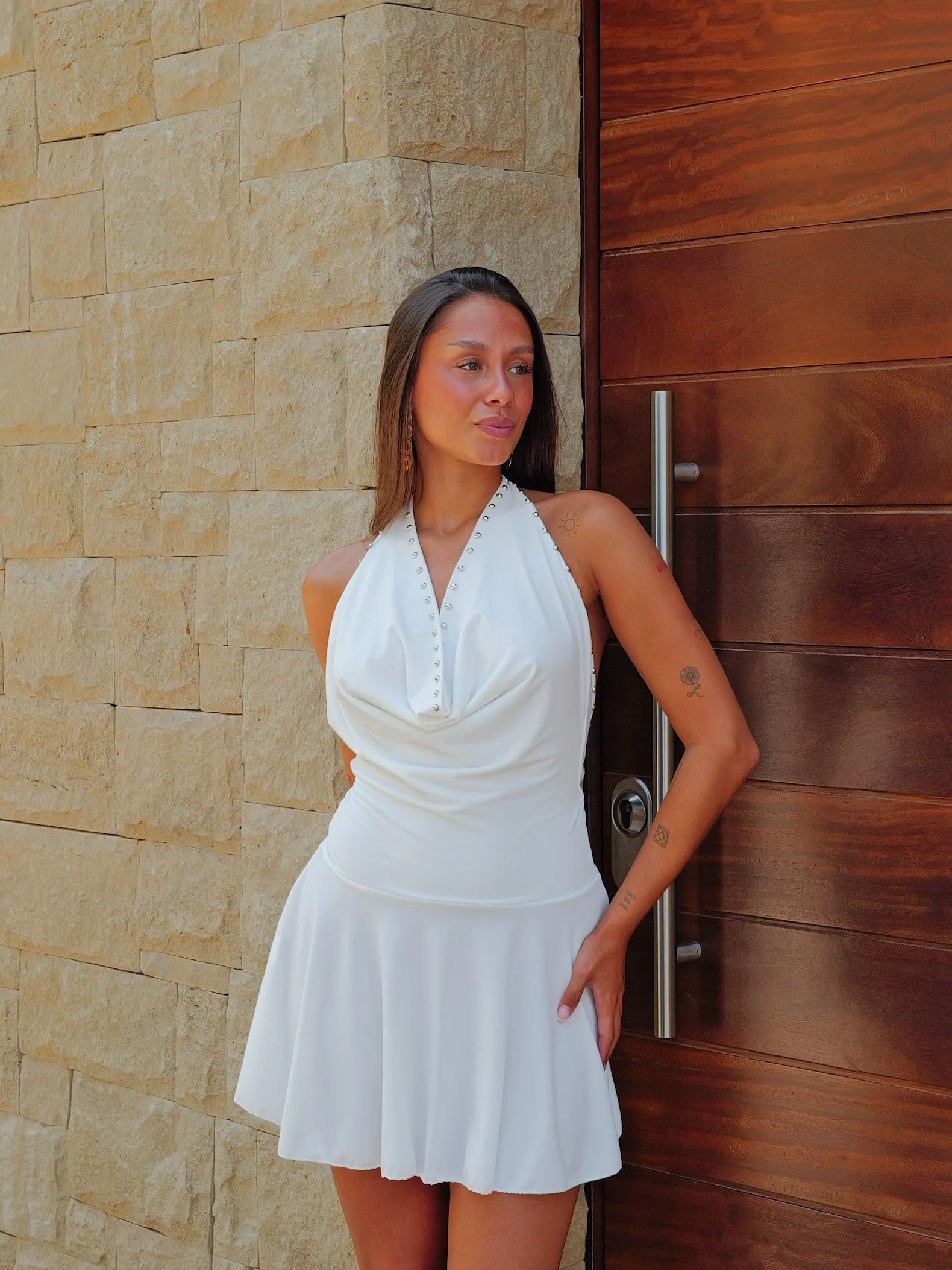 Vestido mini halter tachuelas blanco - Image 5