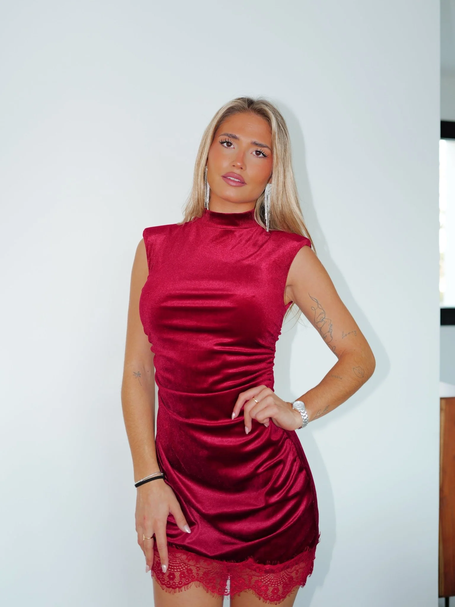 Vestido mini velvet bajo lencero burdeos - Image 4
