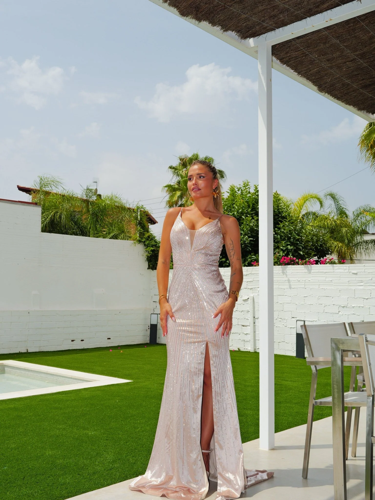 Vestido pico entrelazado pedrería beige - Image 6