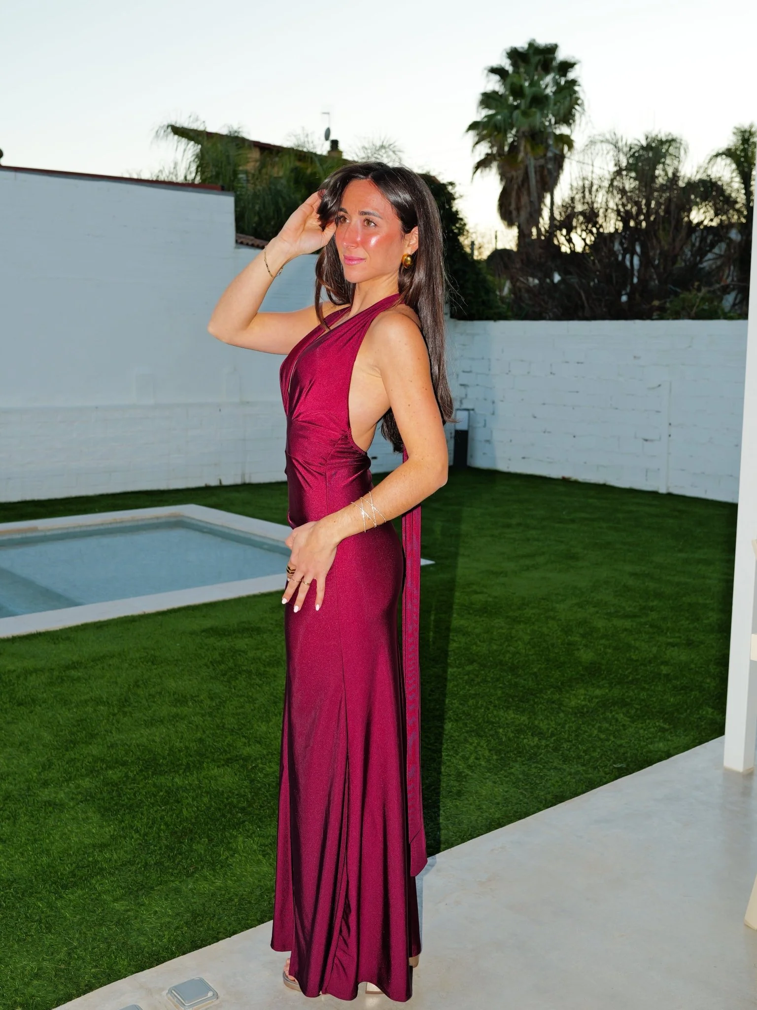 Vestido pico lazo drapeado burdeos - Image 5