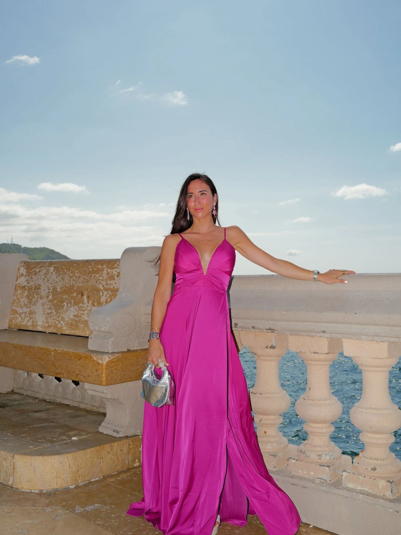 Vestido raso pico fucsia - Image 2