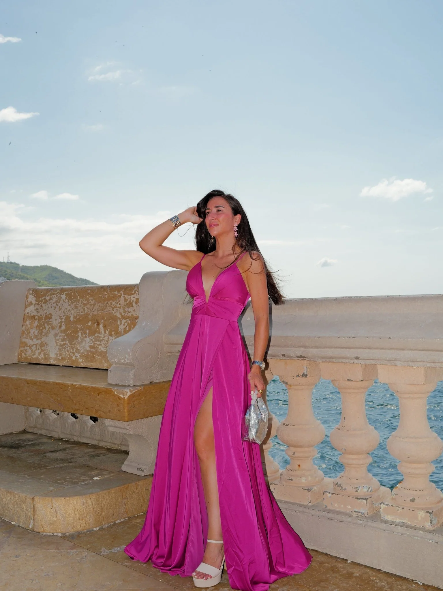 Vestido raso pico fucsia - Image 3