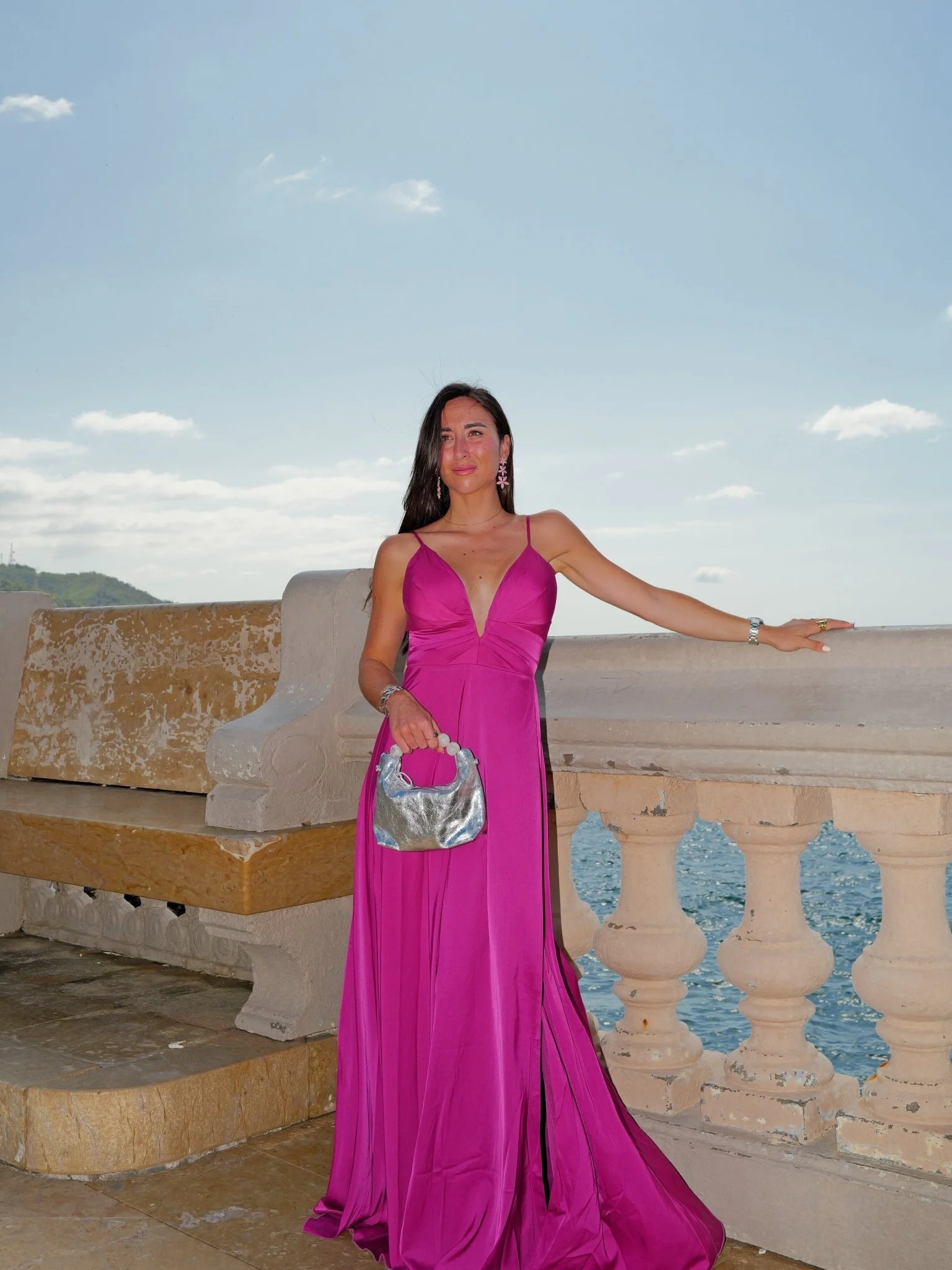 Vestido raso pico fucsia - Image 5